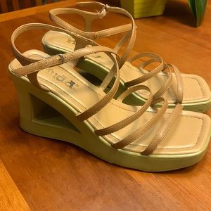 Mudd platform shoes color green size 9